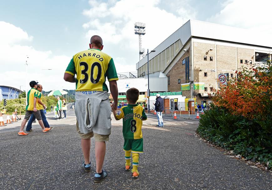 Fotogallery della giornata sportiva dedicata al rapporto tra famiglia e tifo, quello sano: padre e figlio, tifosi del Norwich, si apprestano a varcare i cancelli dello stadio mano nella mano (Action Images)